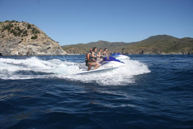 navegando con motos de agua en alta mar